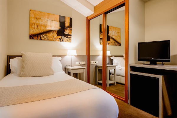 Hotel IKONIK PLAZA MERCADO